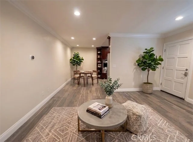 5354 Lindley #204 photo 4