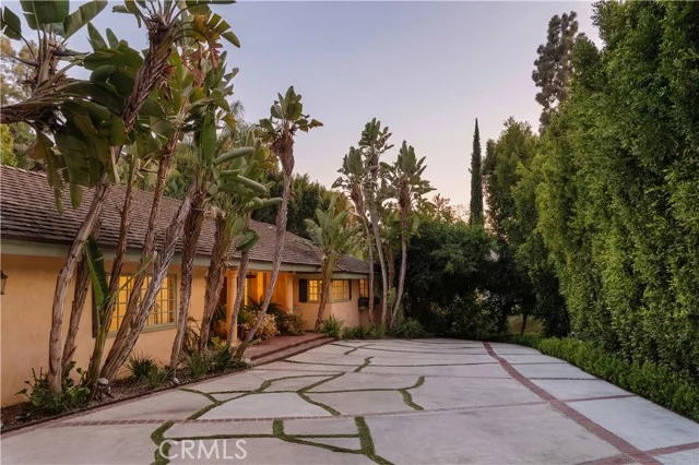 1138 Coldwater Canyon Drive photo 2