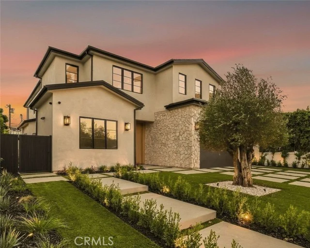 16658 Addison photo 1