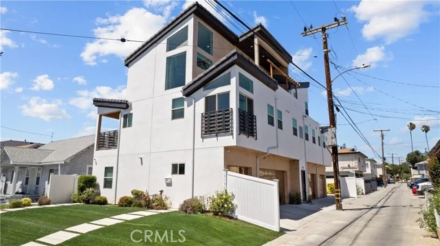 1013 E La Palma, Inglewood