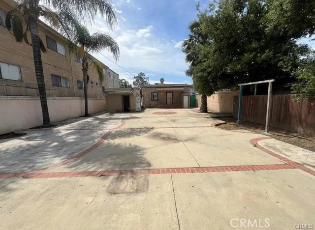 14717 Victory Boulevard photo 1