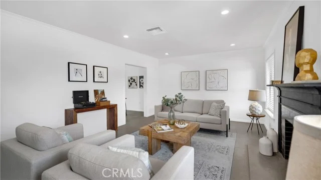 10207 Camarillo Street photo 2
