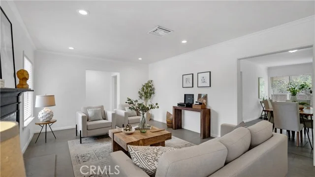 10207 Camarillo Street photo 4