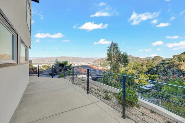3546 Multiview Drive photo 1