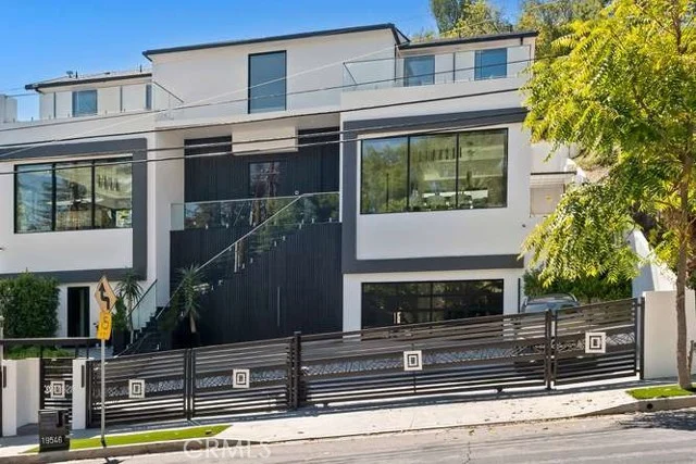 19546 Rosita Street, Tarzana
