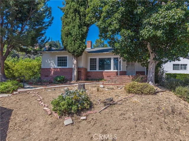 21516 Villena, Woodland Hills