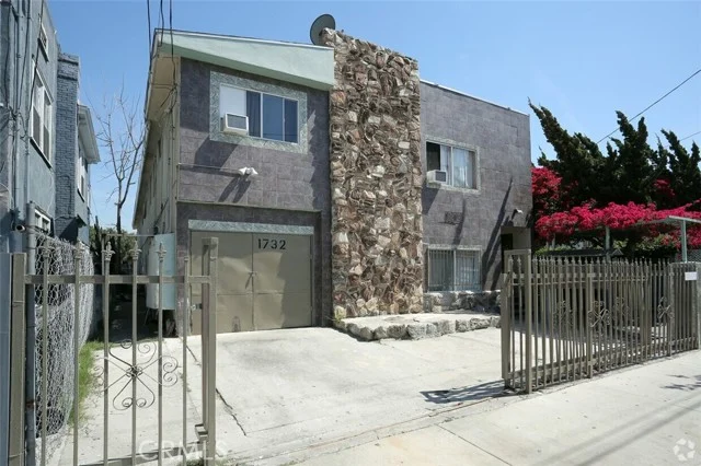 1732 S New England photo 1