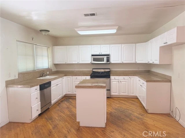 17605 Tarzana Street photo 3