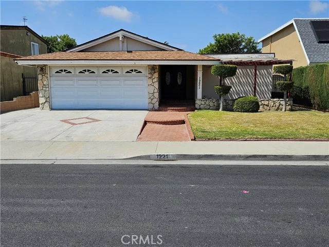 1221 E Denwall photo 1