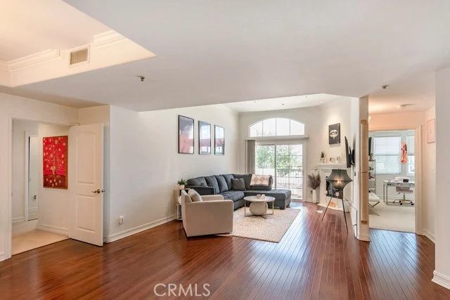 14242 Burbank #307, Sherman Oaks