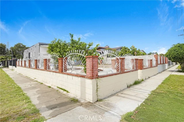 9027 Menlo, Los Angeles
