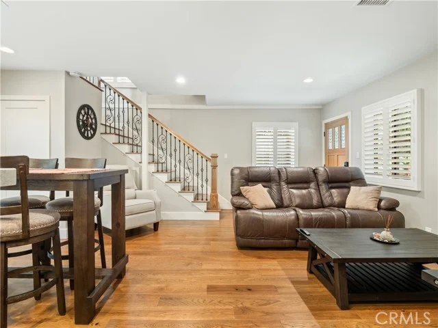 1118 N Beverly Glen Boulevard photo 4