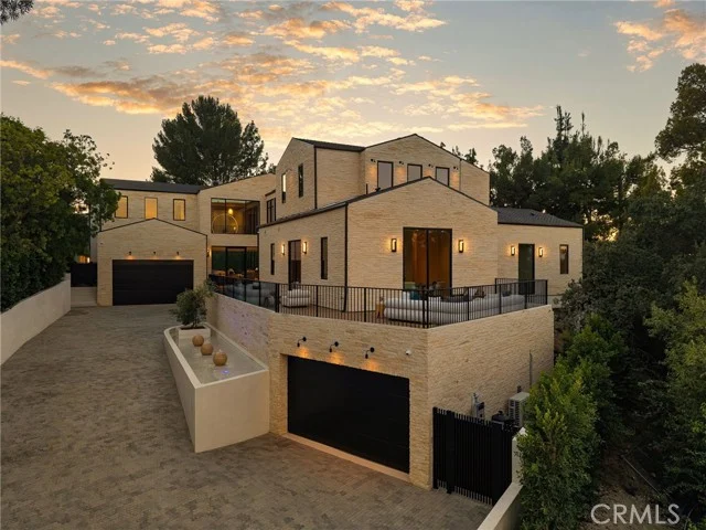 16093 Royal Oak Road, Encino