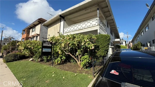 1606 Barry photo 1