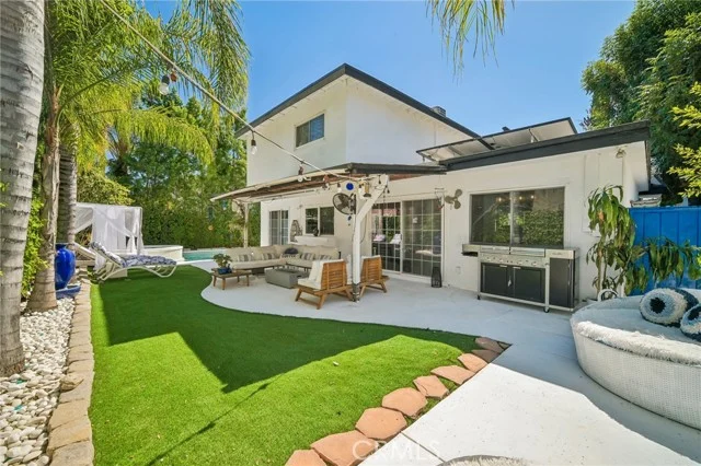 18219 Erwin Street photo 3