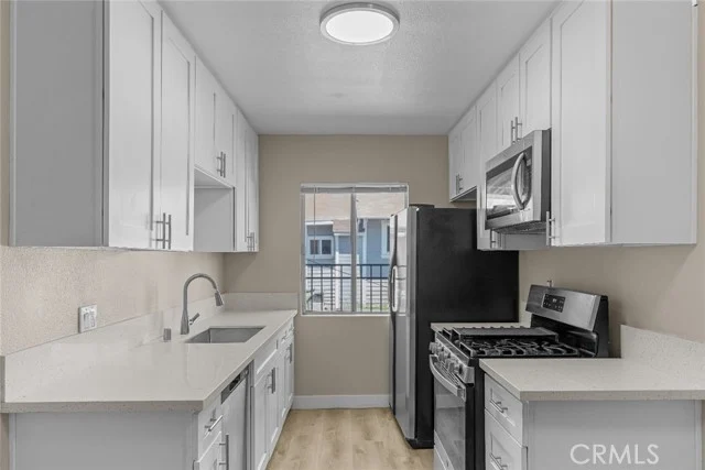 531 W Hyde Park photo 3