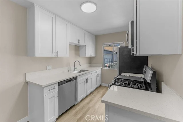 531 W Hyde Park photo 4