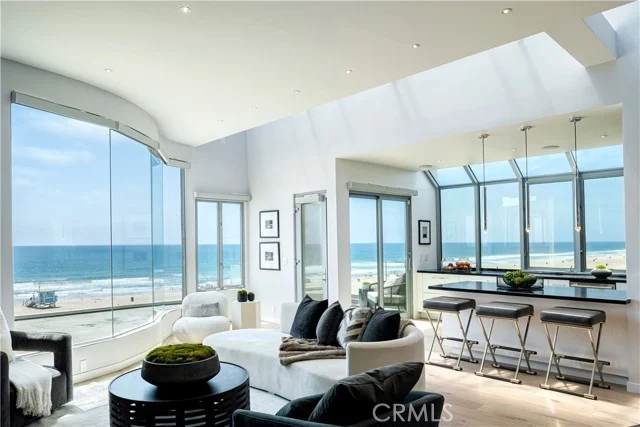 2522 The Strand photo 2