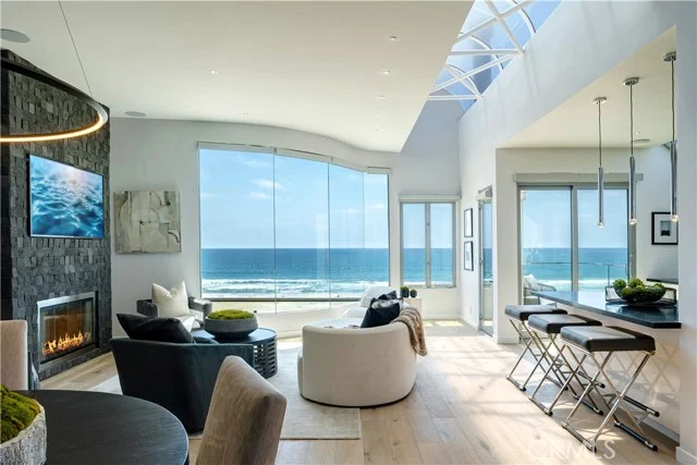 2522 The Strand photo 3