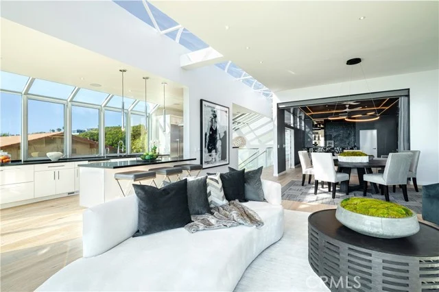 2522 The Strand photo 4