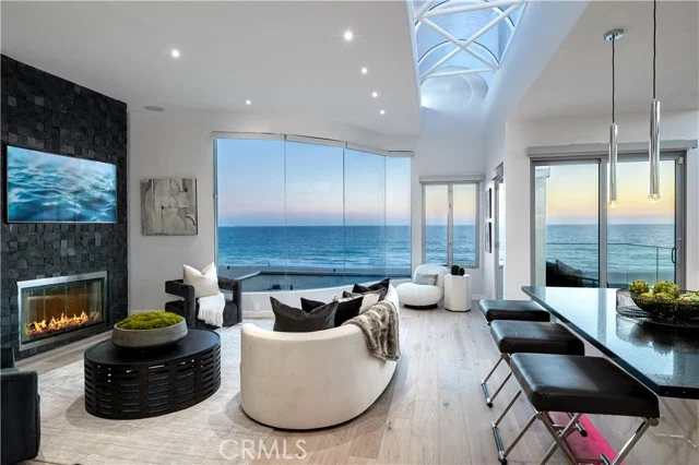 2522 The Strand photo 5