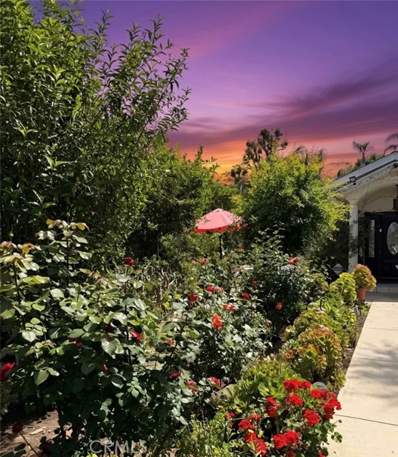 22136 Del Valle, Woodland Hills