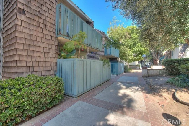 5700 Etiwanda #212 photo 2