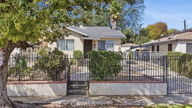 2821 N Hollister Avenue photo 1