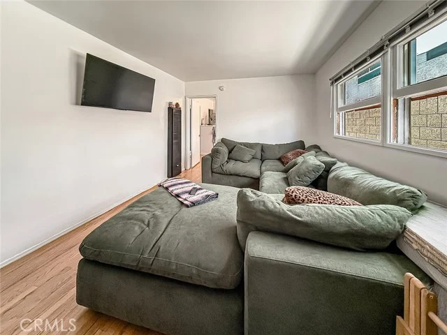5459 Inglewood photo 4
