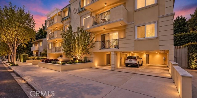 637 N West Knoll #204 photo 2