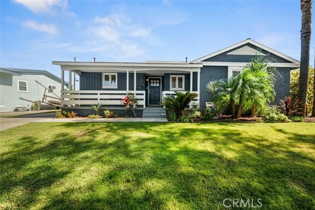 2552 Vuelta Grande, Long Beach