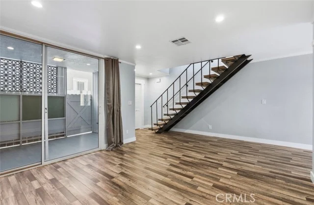 141 W Hillcrest photo 3
