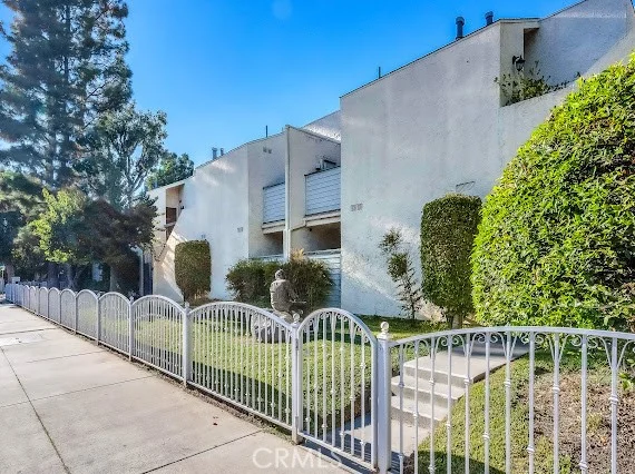 18411 Hatteras #114, Tarzana