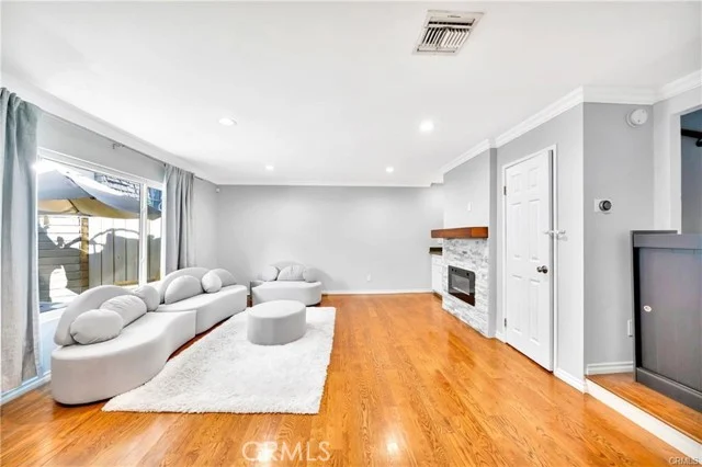18631 Collins #10, Tarzana