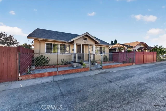 1135 Larch photo 2