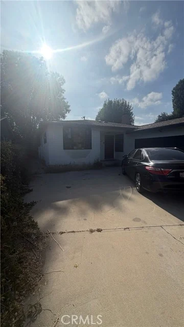 5837 Cedros photo 1