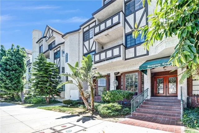 17914 Magnolia Boulevard #210, Encino