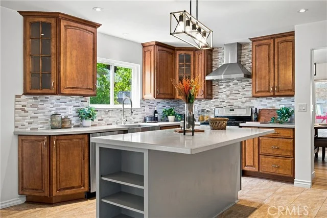 5777 Valerie, Woodland Hills