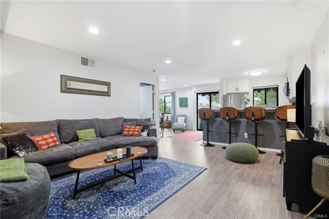 18530 Hatteras Street #337, Tarzana