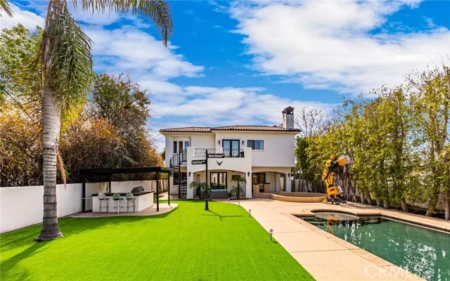 23123 Oxnard, Woodland Hills